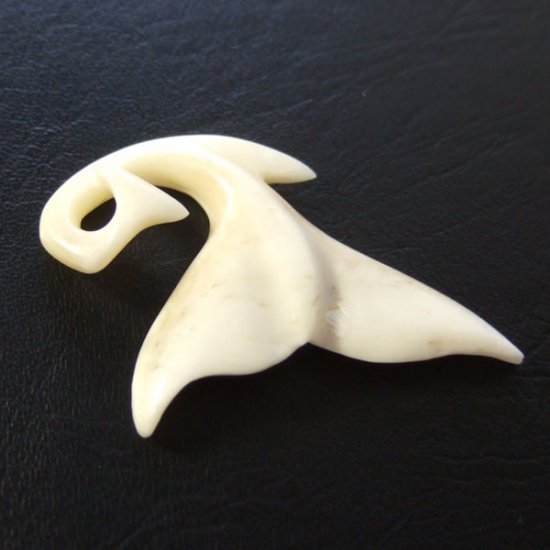 ボーンカービングペンダント【ホエールテール】 - 14022zhc 《一点もの》