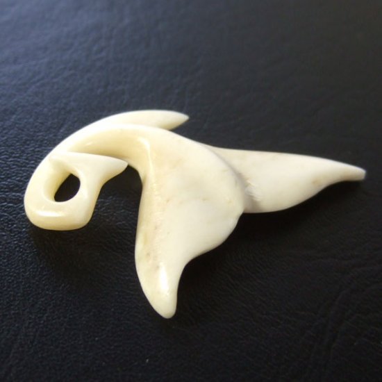 ボーンカービングペンダント【ホエールテール】 - 14022zhc 《一点もの》
