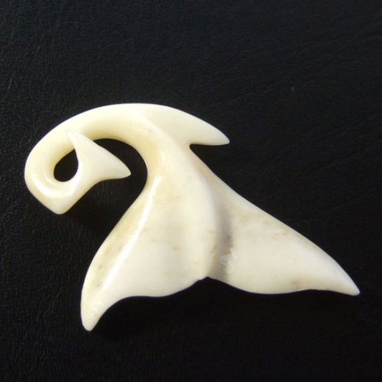 ボーンカービングペンダント【ホエールテール】 - 14022zhc 《一点もの》