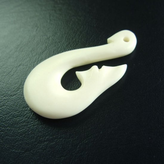 ボーンカービングペンダント【イルカ】 - 14026nzd