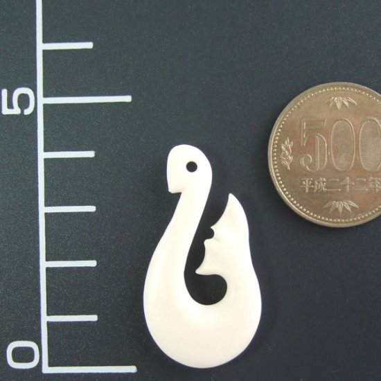 ボーンカービングペンダント【イルカ】 - 14026nzd