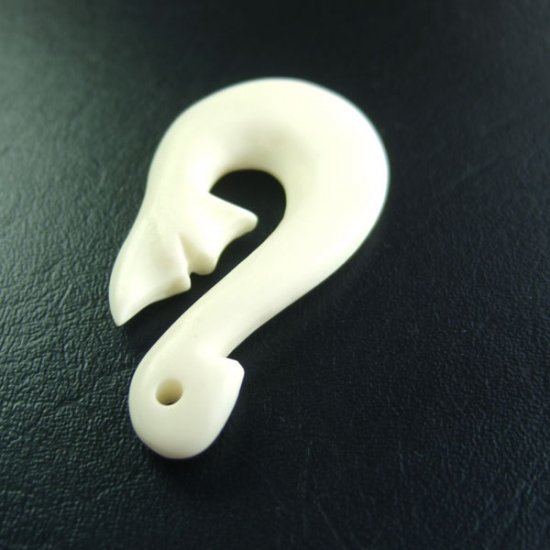 ボーンカービングペンダント【イルカ】 - 14026nzd