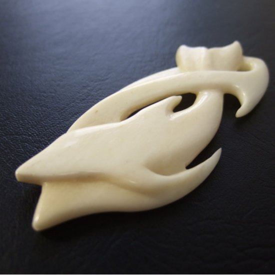 ボーンカービングペンダント【イルカ】 - 14031nzc 《一点もの》