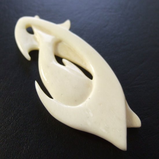 ボーンカービングペンダント【イルカ】 - 14031nzc 《一点もの》