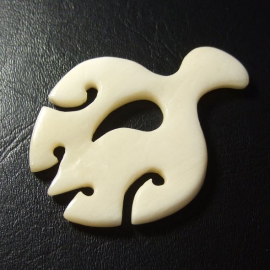 ボーンカービングペンダント【ウミガメ】 - 14045zhb 《一点もの》