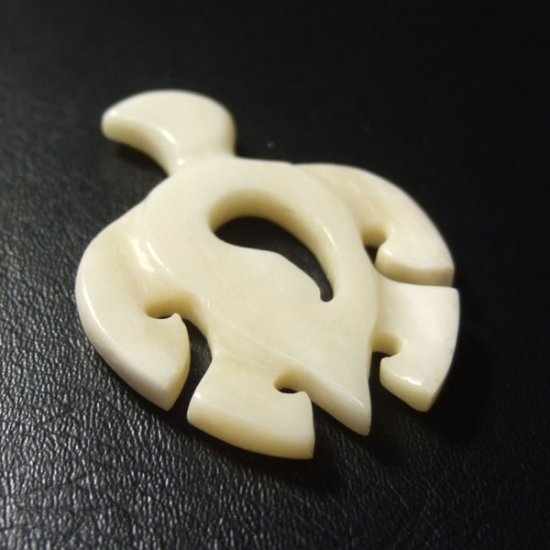 ボーンカービングペンダント【ウミガメ】 - 14045zhb 《一点もの》