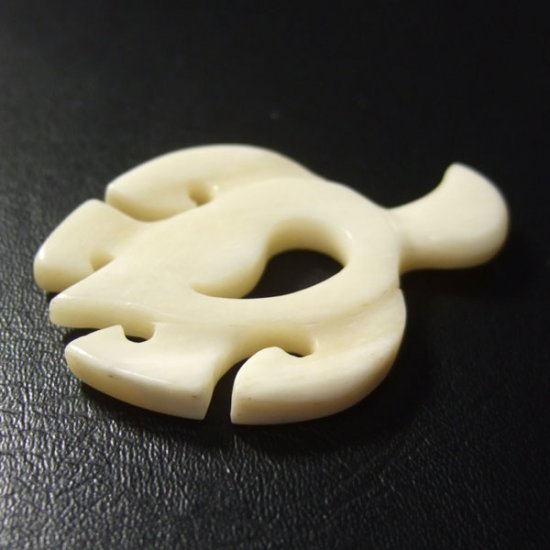 ボーンカービングペンダント【ウミガメ】 - 14045zhb 《一点もの》