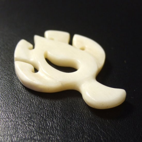 ボーンカービングペンダント【ウミガメ】 - 14045zhb 《一点もの》