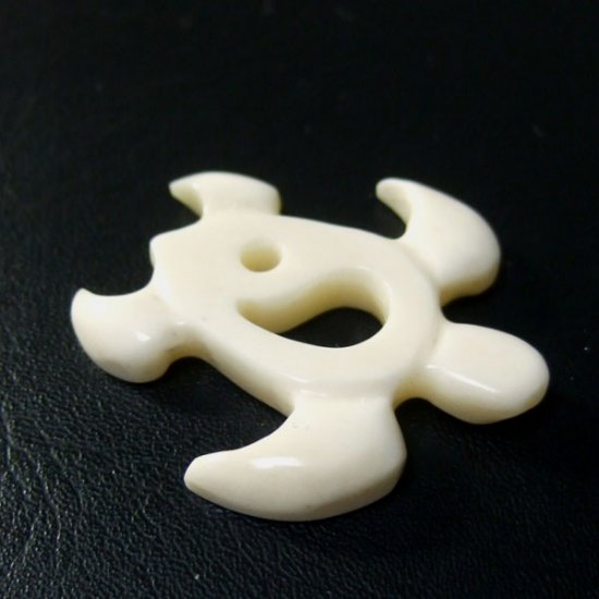 ボーンカービングペンダント【ウミガメ】 - 14048zhb 《一点もの》