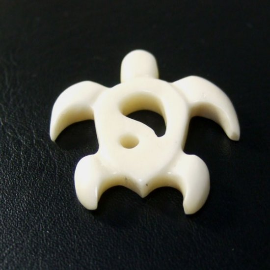 ボーンカービングペンダント【ウミガメ】 - 14048zhb 《一点もの》