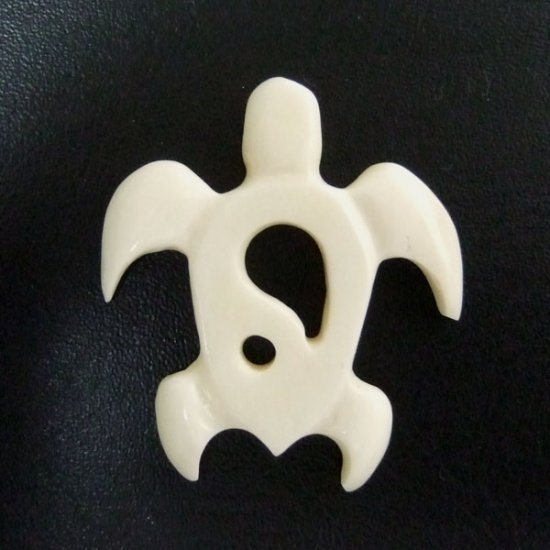 ボーンカービングペンダント【ウミガメ】 - 14048zhb 《一点もの》