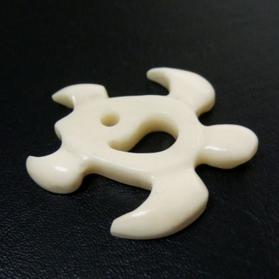 ボーンカービングペンダント【ウミガメ】 - 14048zhb 《一点もの》