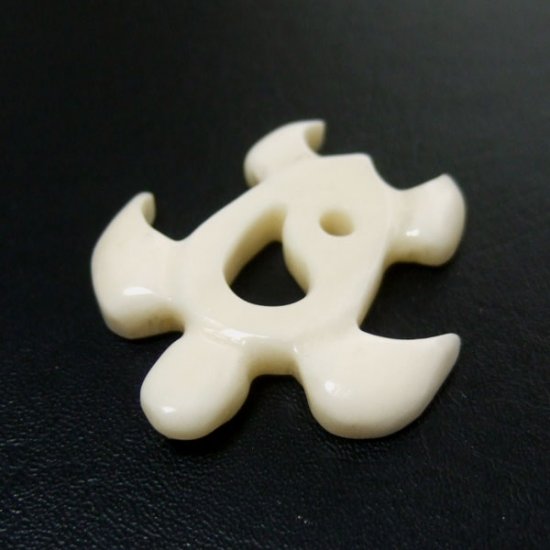 ボーンカービングペンダント【ウミガメ】 - 14048zhb 《一点もの》