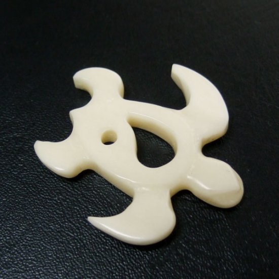 ボーンカービングペンダント【ウミガメ】 - 14048zhb 《一点もの》