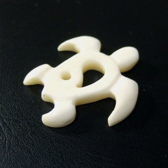 ボーンカービングペンダント【ウミガメ】 - 14048zhb 《一点もの》