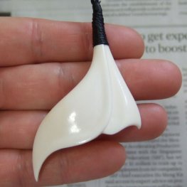 【表示現品】ボーンカービングペンダント【ホエールテール】 - 14055zhb