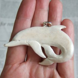 【訳あり表示現品】ボーンカービングペンダント【イルカ】 - 14064zhb 【訳あり表示現品】ボーンカービングペンダント【イルカ】 - 14064zhb