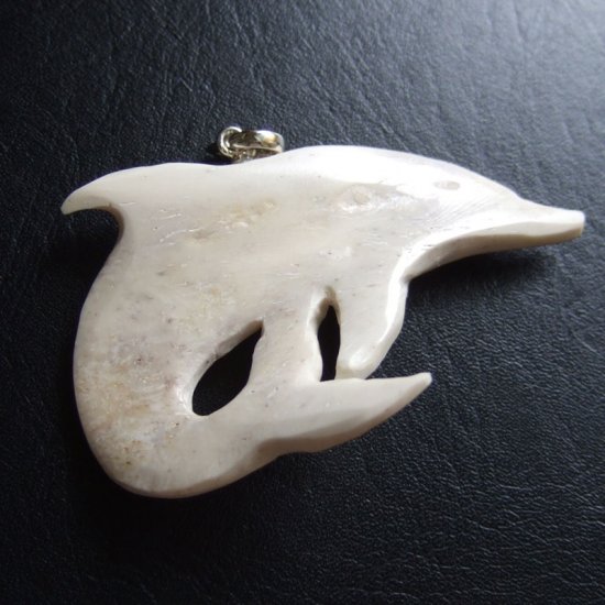 【訳あり表示現品】ボーンカービングペンダント【イルカ】 - 14064zhb