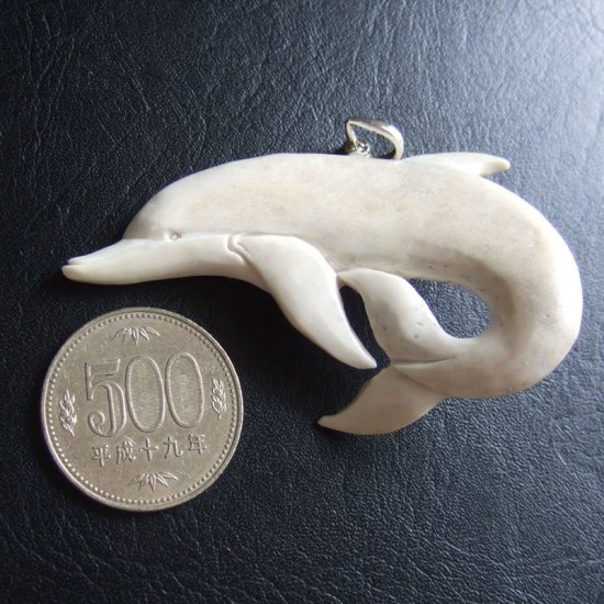 【訳あり表示現品】ボーンカービングペンダント【イルカ】 - 14064zhb