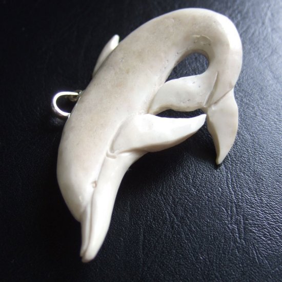 【訳あり表示現品】ボーンカービングペンダント【イルカ】 - 14064zhb