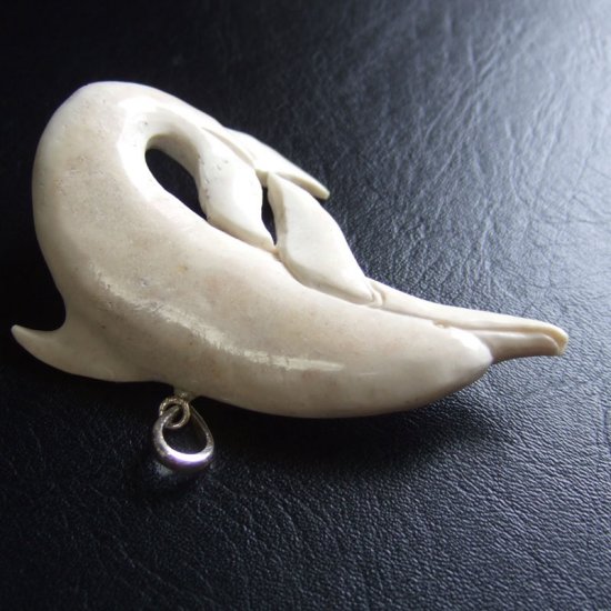 【訳あり表示現品】ボーンカービングペンダント【イルカ】 - 14064zhb