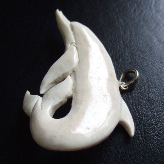 【訳あり表示現品】ボーンカービングペンダント【イルカ】 - 14064zhb