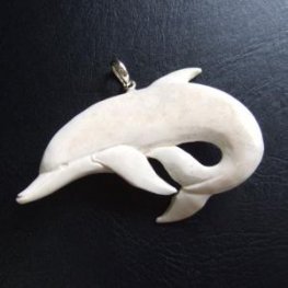 【訳あり表示現品】ボーンカービングペンダント【イルカ】 - 14064zhb 【訳あり表示現品】ボーンカービングペンダント【イルカ】 - 14064zhb