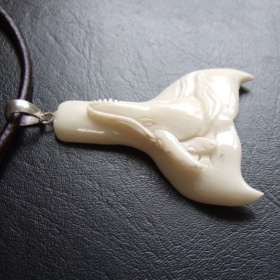 【表示現品】ホエールテールボーンカービングペンダント【ザトウクジラ】 - 14071esg