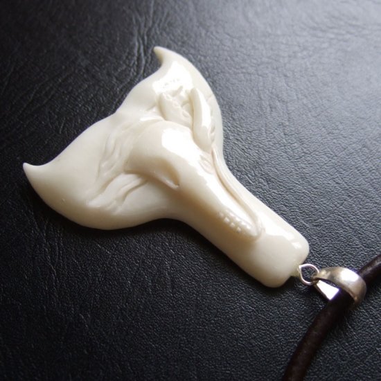 【表示現品】ホエールテールボーンカービングペンダント【ザトウクジラ】 - 14071esg