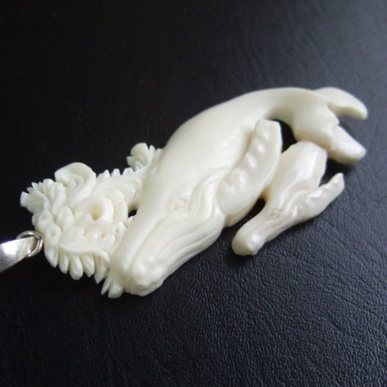 【表示現品】ボーンカービングペンダント【ザトウクジラ親子】 - 14081eia