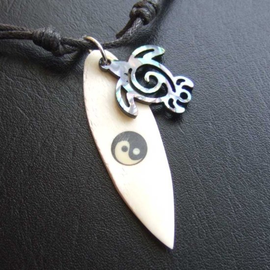 ボーンカービングペンダント【サーブボード+海ガメ】 - BTC-30047