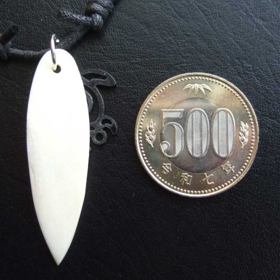 ボーンカービングペンダント【サーブボード+海ガメ】 - BTC-30047