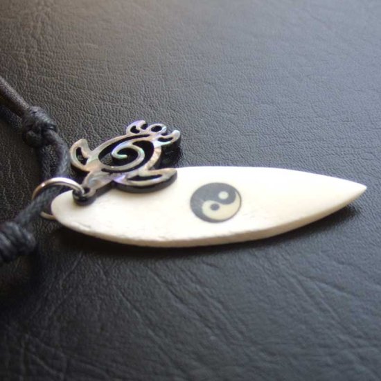 ボーンカービングペンダント【サーブボード+海ガメ】 - BTC-30047