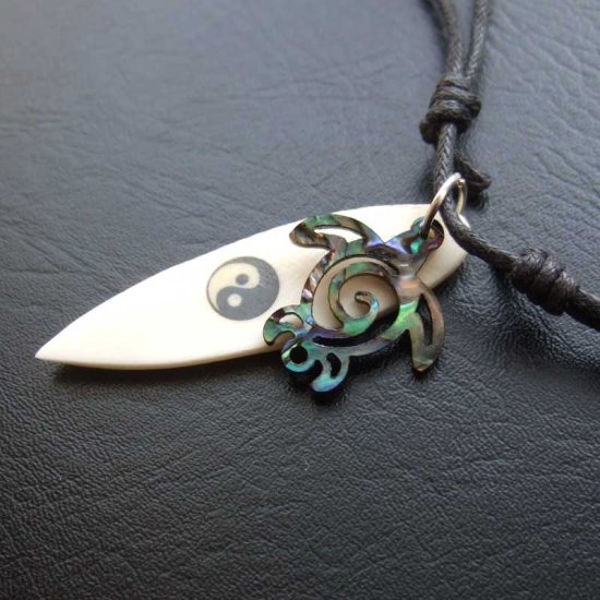 ボーンカービングペンダント【サーブボード+海ガメ】 - BTC-30047