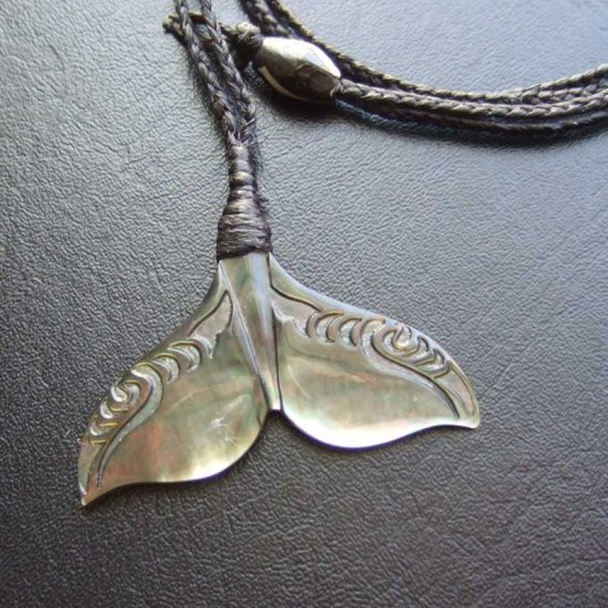 マザーオブパール カービングペンダント【ホエールテール】 - BTC-30070