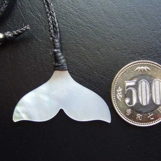 マザーオブパール カービングペンダント【ホエールテール】 - BTC-30070