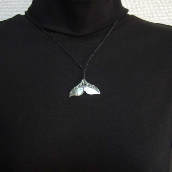 マザーオブパール カービングペンダント【ホエールテール】 - BTC-30070