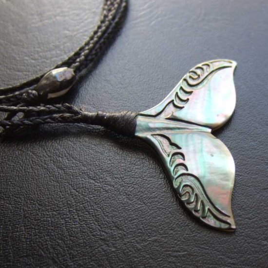 マザーオブパール カービングペンダント【ホエールテール】 - BTC-30070