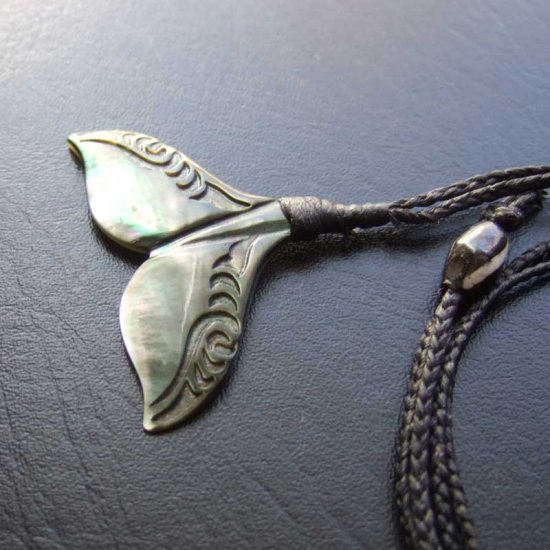 マザーオブパール カービングペンダント【ホエールテール】 - BTC-30070