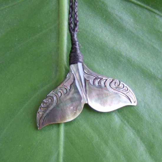 マザーオブパール カービングペンダント【ホエールテール】 - BTC-30070