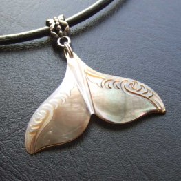 マザーオブパール カービングペンダント【ホエールテール】 - BTC-30071 マザーオブパール カービングペンダント【ホエールテール】 - BTC-30071