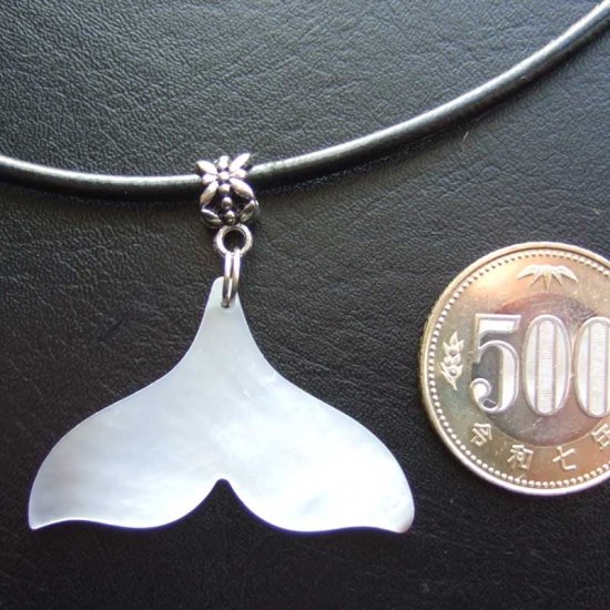 マザーオブパール カービングペンダント【ホエールテール】 - BTC-30071
