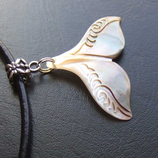 マザーオブパール カービングペンダント【ホエールテール】 - BTC-30071