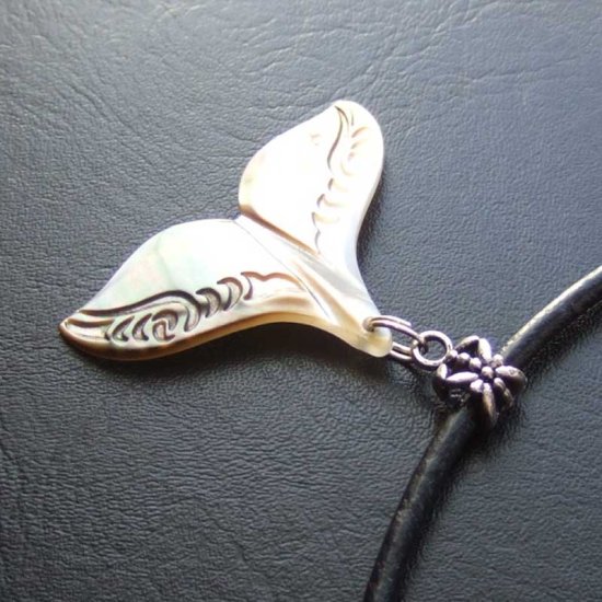 マザーオブパール カービングペンダント【ホエールテール】 - BTC-30071