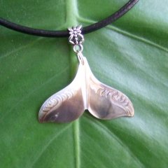 マザーオブパール カービングペンダント【ホエールテール】 - BTC-30071