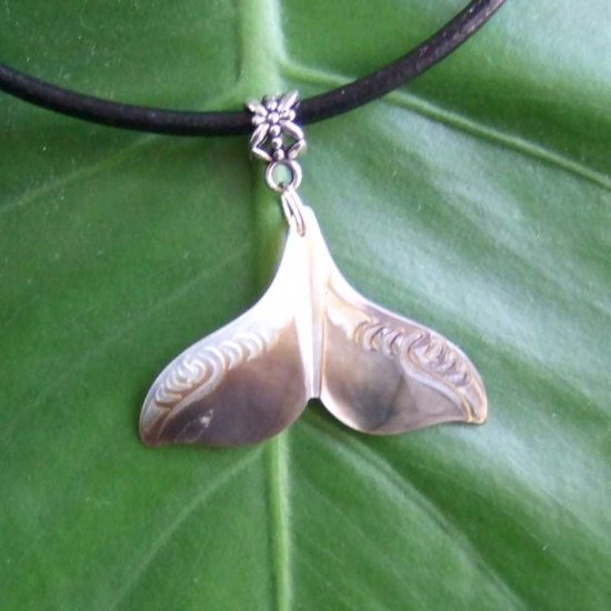 マザーオブパール カービングペンダント【ホエールテール】 - BTC-30071