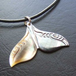 マザーオブパール カービングペンダント【ホエールテール】 - BTC-30072