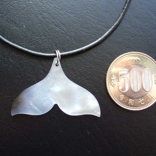 マザーオブパール カービングペンダント【ホエールテール】 - BTC-30072