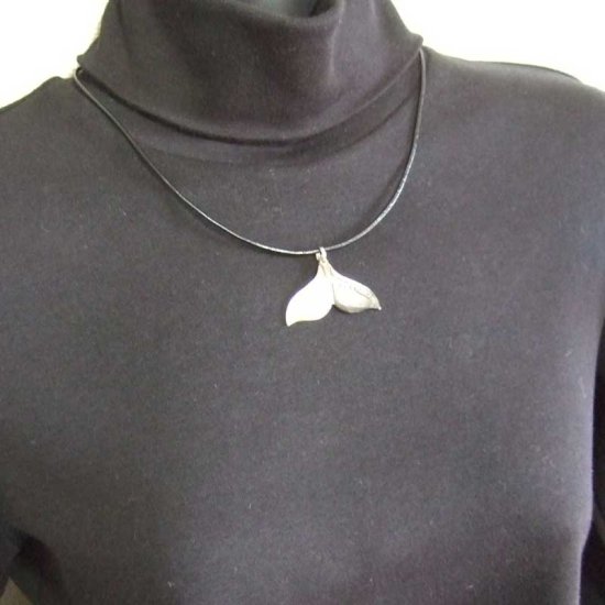 マザーオブパール カービングペンダント【ホエールテール】 - BTC-30072