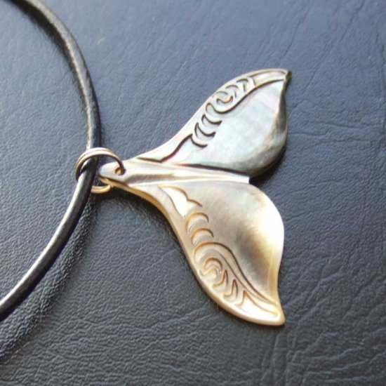 マザーオブパール カービングペンダント【ホエールテール】 - BTC-30072